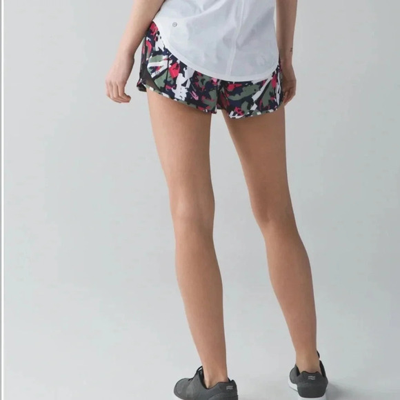 Lululemon Hotty Hot Short in Pop Cut Boom Juice Multi Black - Picture 2 of 10